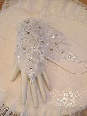 NWOT Bridal Lace Fingerless Gloves with Sequin Accents - White